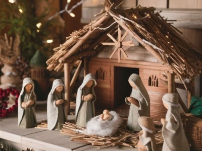 Crèches de Noël, villages lumineux et figurines festives : traditions et tendances
